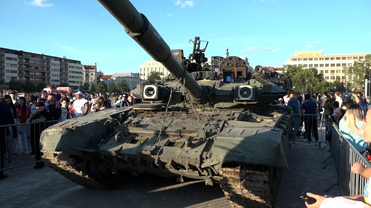 Zničená ruská technika v Praze připomíná hrůzy invaze na Ukrajinu